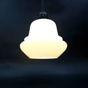 Opalhvid glasskærm fra 1950–60’erne, genanvendt som pendel