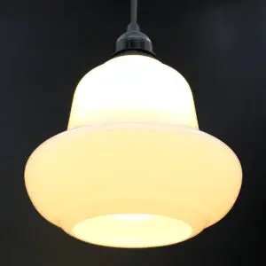 Vintage opal glasskærm anvendt som pendel