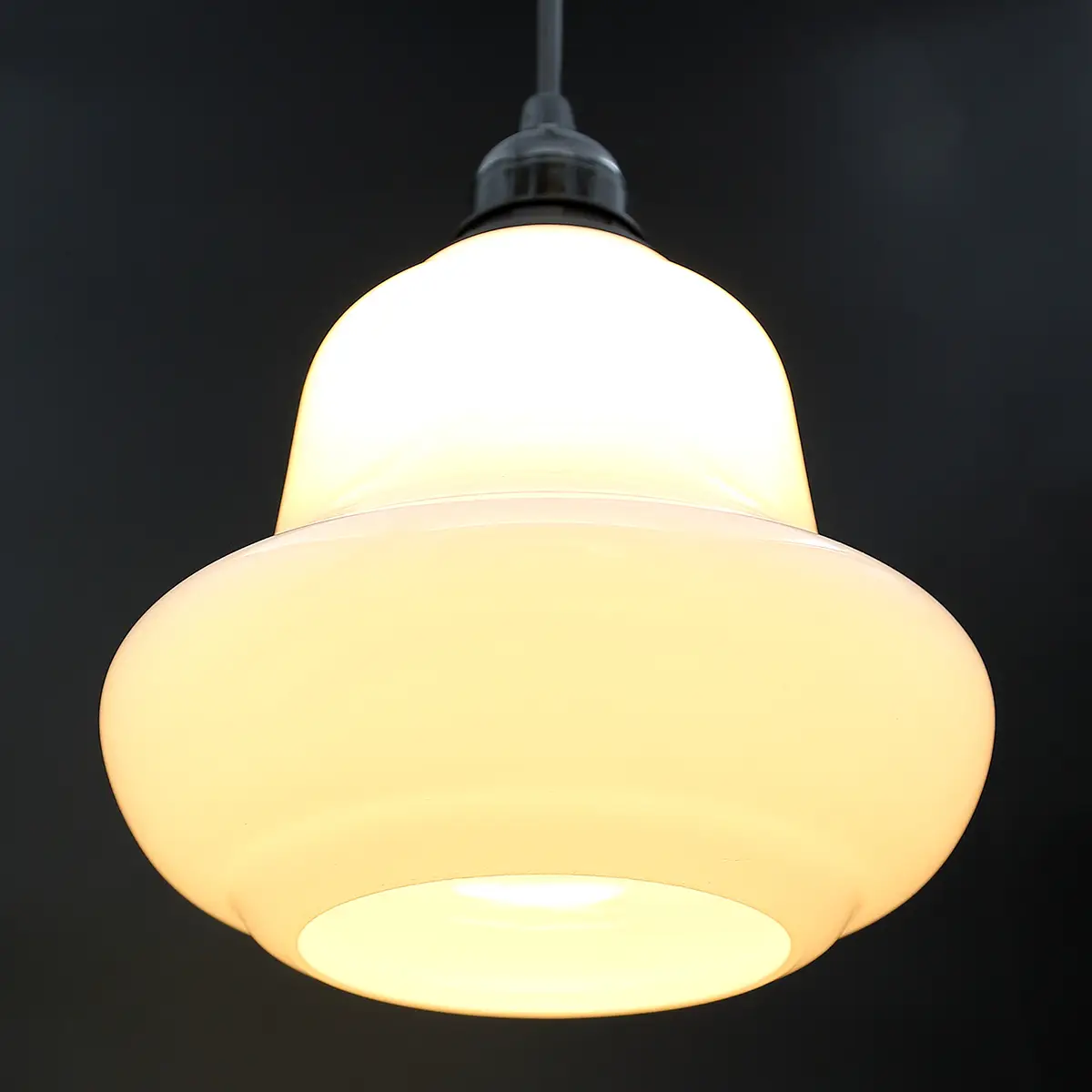 Vintage opal glasskærm anvendt som pendel