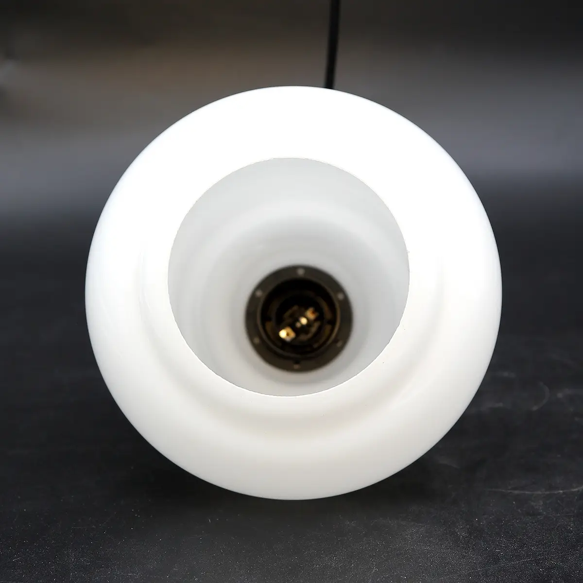 Opal glasskærm fra 1950–60’erne, genanvendt som pendel - Billede 8