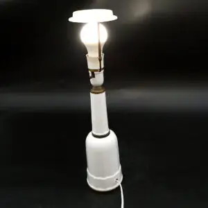 Original dansk Heiberglampe fra 1950–60’erne i hvidglaseret porcelæn og messing. Klassisk bordlampe med renoveret el og tidløst dansk design.