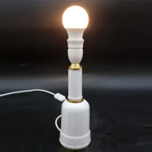 Original dansk Heiberglampe fra 1950–60’erne i hvidglaseret porcelæn og messing. Klassisk bordlampe med renoveret el og tidløst dansk design.
