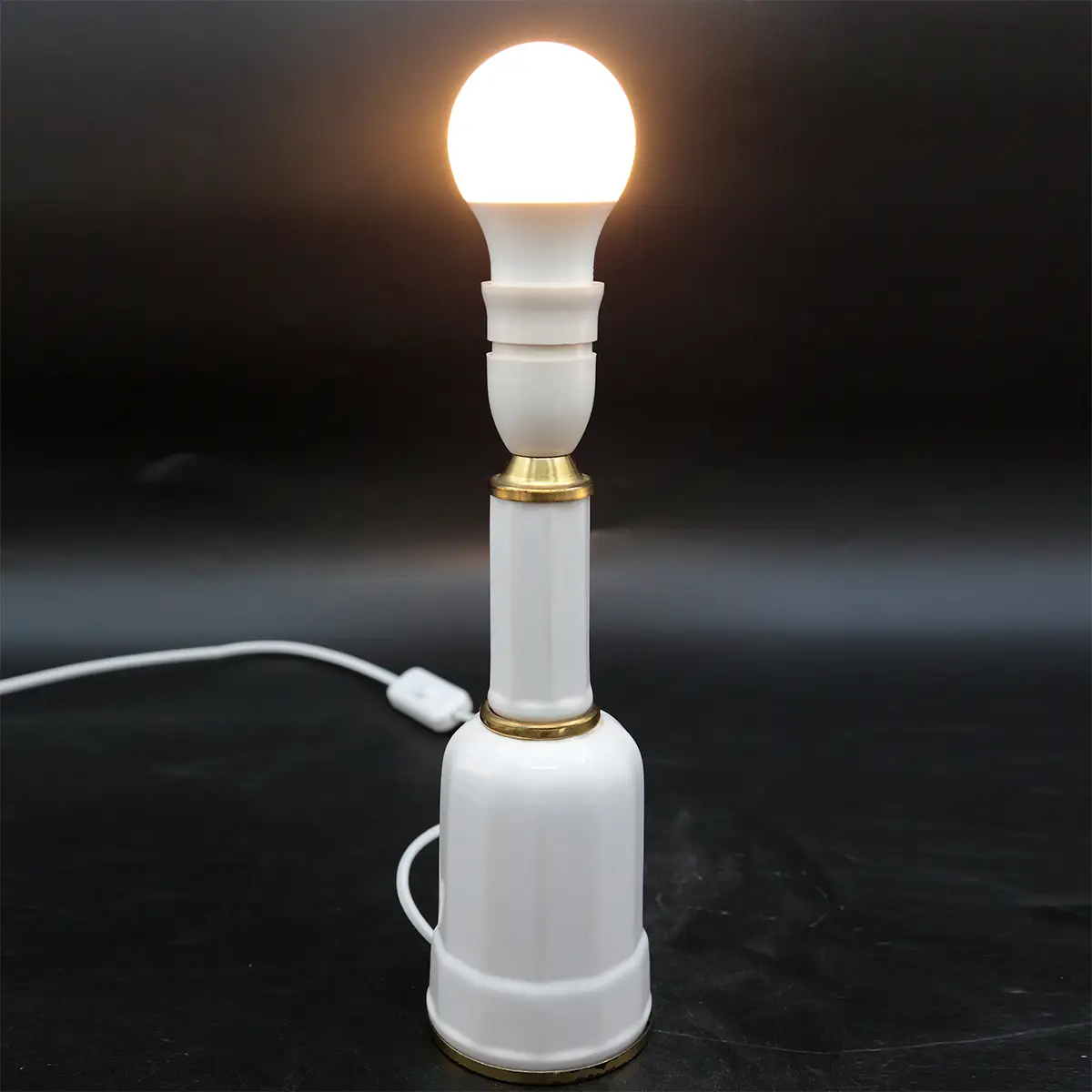 Original dansk Heiberglampe fra 1950–60’erne i hvidglaseret porcelæn og messing. Klassisk bordlampe med renoveret el og tidløst dansk design.