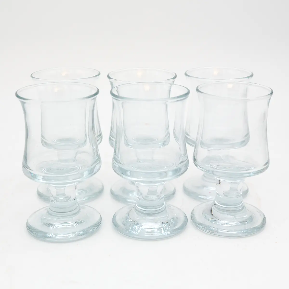 Holmegaard Skibsglas “Letmatros” hvidvinsglas – mundblæst 1970’er-model med blåligt skær og bred stabil fod.