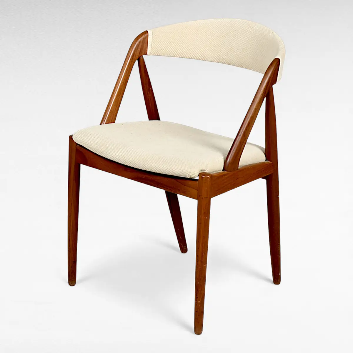 Kai Kristiansen model 31 spisebordsstol i massivt teak med lyst uldbetræk, dansk mid-century modern