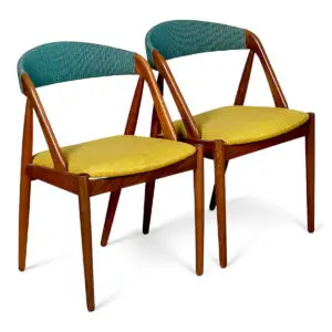 Sæt på 2 Kai Kristiansen model 31 spisebordsstole i massivt teak, dansk mid-century modern design.