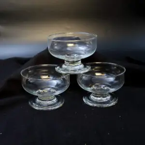 Mundblæst nordisk dessert- og champagneskål fra 1940–1960.