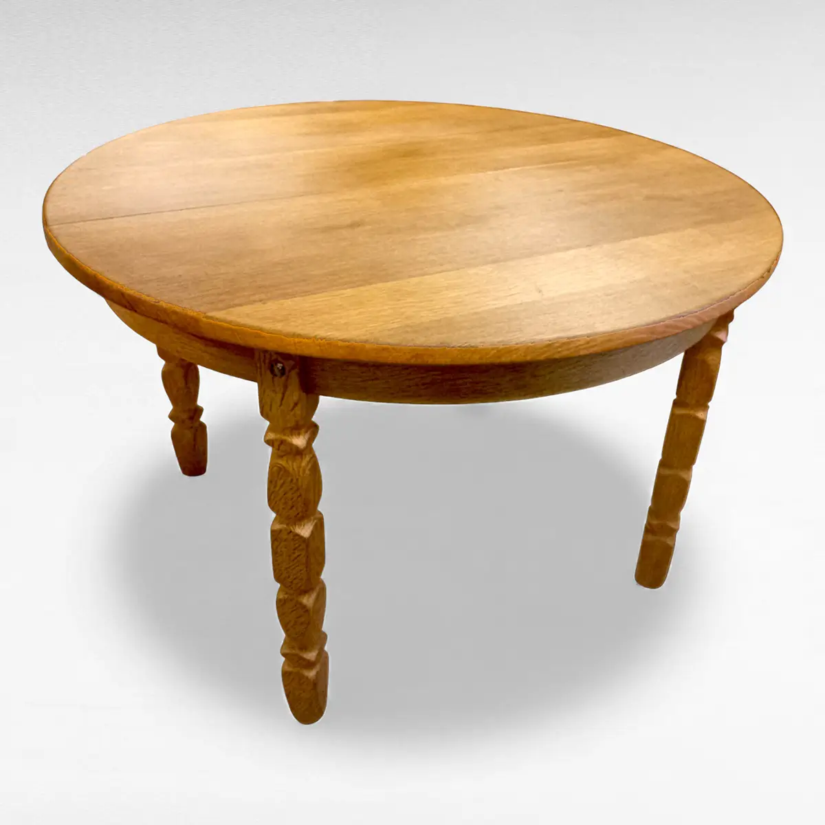 Rundt dansk spisebord i massiv eg med drejede ben – inkl. tillægsplade i egefiner.