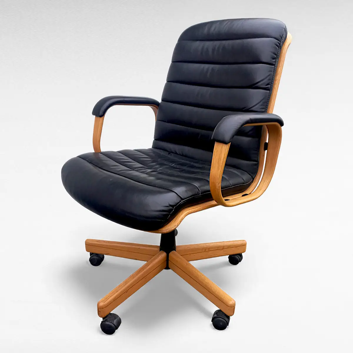 stoll-giroflex-kontorstol-albert-stoll-egetrae-sort-laeder-schweiz-00