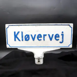 Originalt tosidet dansk vejskilt i støbt aluminium med autentisk patina fra Roskilde.