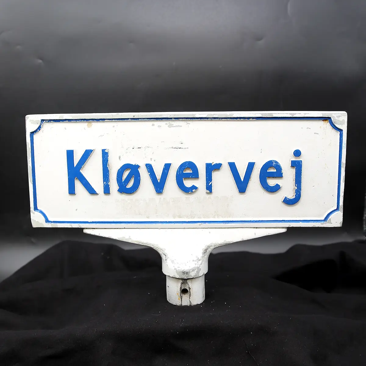 Originalt tosidet dansk vejskilt i støbt aluminium med autentisk patina fra Roskilde.