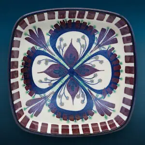 Aluminia / Royal Copenhagen Tenera firkantet fad i håndmalet kunstfajance, designet af Marianne Johansson, ca. 1960’erne.