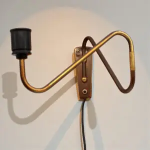Dansk fleksibel væglampe i messing med justerbar zig-zag arm, ca. 1955–60.