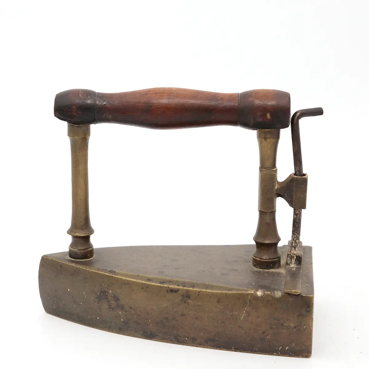 Dansk messing strygejern No. 7 fra ca. 1850 med originalt træhåndtag og intakt lukkemekanisme