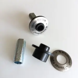 Original navne-topskive med “Verner Panton &Tradition” samt M10 plastbøsning – korrekt og ubrugt reservedel til Flowerpot VP4.