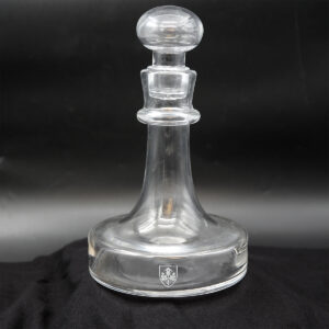 Dansk skibskaraffel i klart mundblæst glas fra Holmegaard, designet af Per Lütken. Produktionsvariant med tydelig tyngde og håndværkspræg.