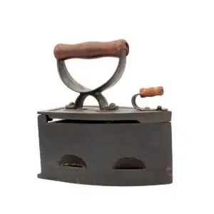 Antikt kasse-strygejern i støbejern fra tidligt 1900-tal med fyrkasse og originale træhåndtag