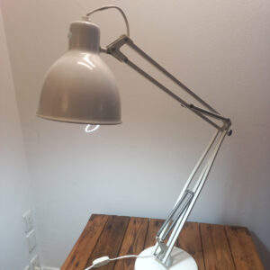 Tidlig Luxo L-1 arkitektlampe med original tung bordfod, designet af Jacob Jacobsen ca. 1957–60.