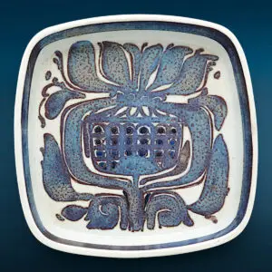 Royal Copenhagen firkantet fad i fajance med håndmalet blå dekoration, design 429/2883