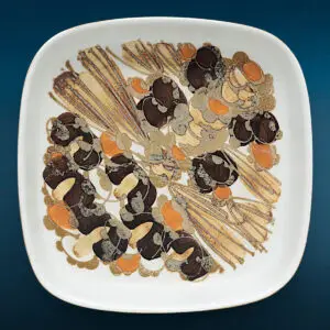 Royal Copenhagen firkantet fad fra Siena-serien i fajance, designet af Ellen Malmer