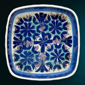 Royal Copenhagen Tenera firkantet fad i håndmalet blå fajance, designet af Marianne Johansson, ca. 1960’erne.