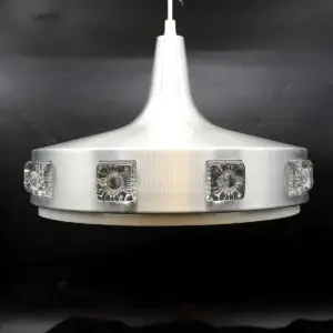 Skandinavisk space age pendel i børstet aluminium med dekorative glasdetaljer, ca. 1960–70.