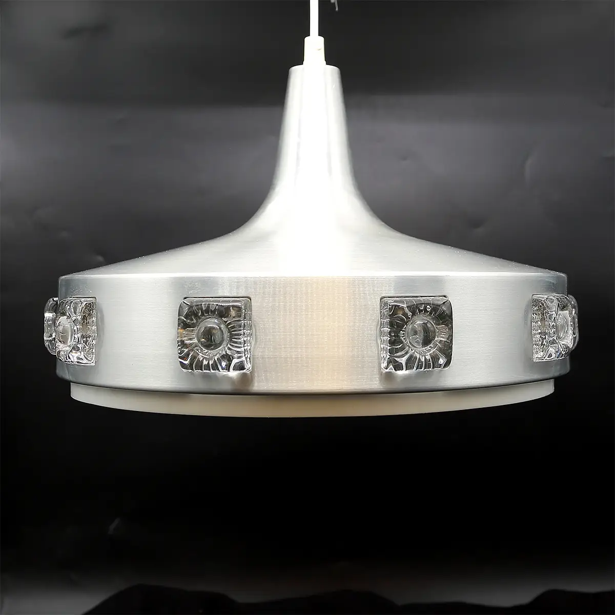 Skandinavisk space age pendel i børstet aluminium med dekorative glasdetaljer, ca. 1960–70.