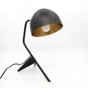 Studio 1 bordlampe i sort metal med messing inderskærm, designet af Lasse Storm Jørgensen for Klassik Studio – moderne dansk design med klare referencer til 1950’erne og 60’erne.