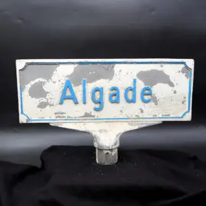 Originalt ensidet dansk vejskilt i støbt aluminium med autentisk patina fra Roskilde.