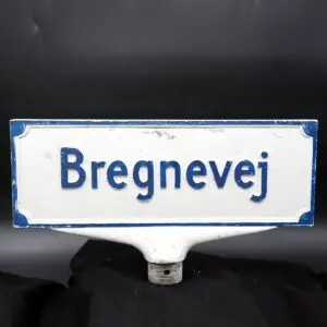 Originalt tosidet dansk vejskilt i støbt aluminium med autentisk patina fra Roskilde.