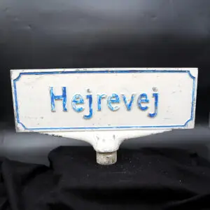 Originalt ensidet dansk vejskilt i støbt aluminium med autentisk patina fra Roskilde.