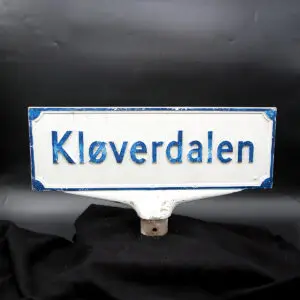Originalt tosidet dansk vejskilt i støbt aluminium med autentisk patina fra Roskilde.