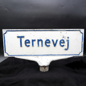 Originalt tosidet dansk vejskilt i støbt aluminium med autentisk patina fra Roskilde.