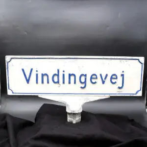 Originalt tosidet dansk vejskilt i støbt aluminium med autentisk patina fra Roskilde.