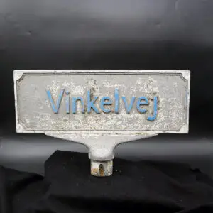 Originalt tosidet dansk vejskilt i støbt aluminium med autentisk patina fra Roskilde.