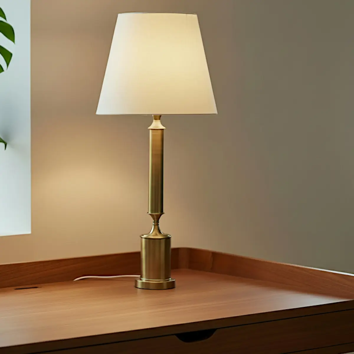 Slank dansk bordlampe i massiv messing med smuk patina, ca. 1960–70.