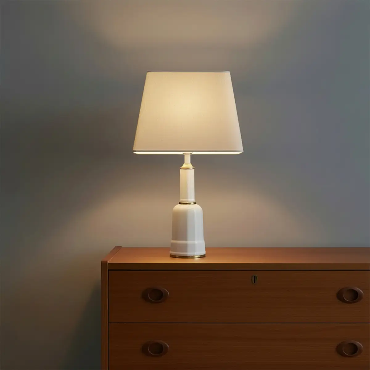 Dansk Heiberglampe i hvidglaseret porcelæn og messing, ca. 1950–60’erne – stemningsfoto med skærm (medfølger ikke).