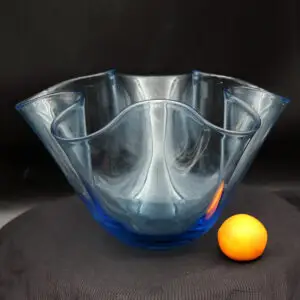 Holmegaard Laguna XL foldevase i klart glas med blå bund og blå topkant – designet af Per Lütken, Ø 38 cm.