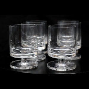 Skandinaviske rødvinsglas på fod i klart glas, ca. 1970’erne.