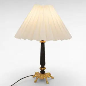 Sort og lureforgyldt bordlampe med femkløverfod, ca. 1940–60 – vist med plisseret skærm.