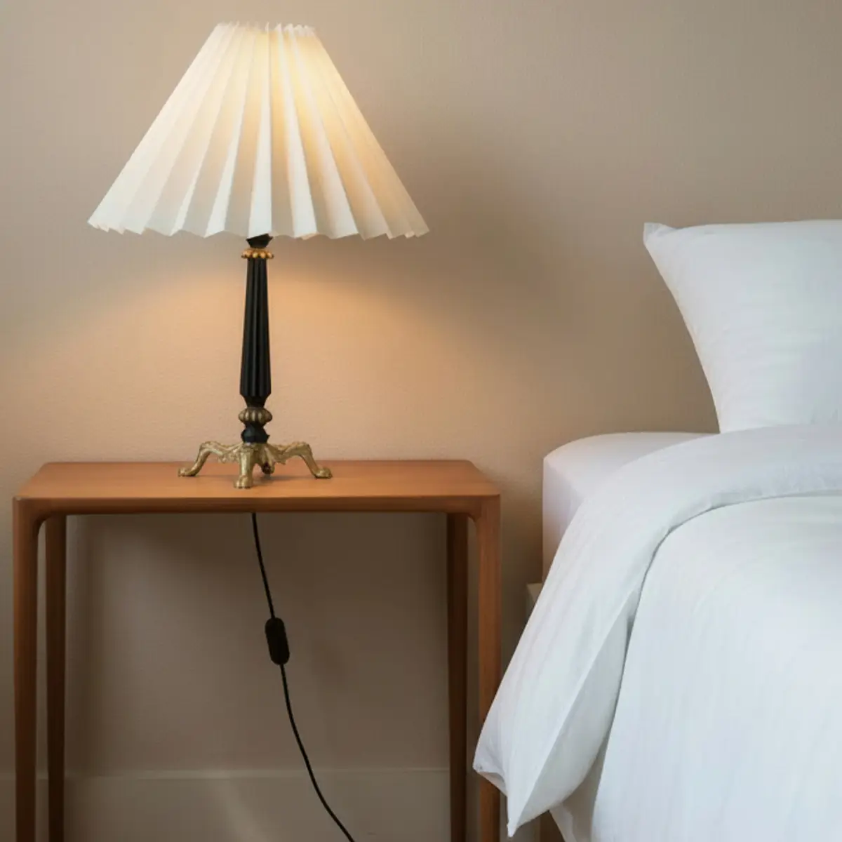 Sort & forgyldt bordlampe med trekløverfod – ca. 1940–60 - Billede 2