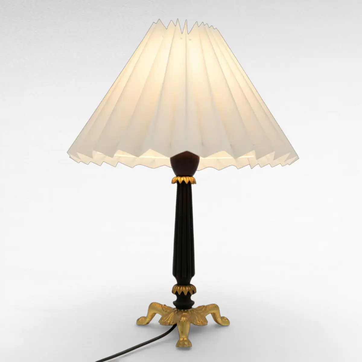 Sort & forgyldt bordlampe med trekløverfod – ca. 1940–60 - Billede 3