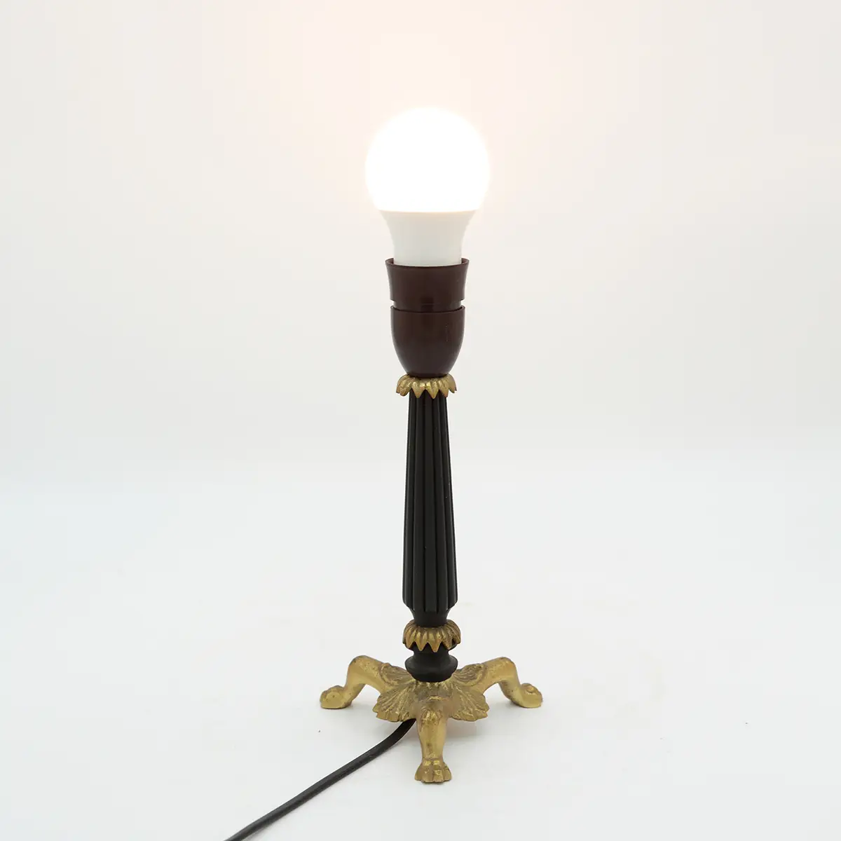 Sort & forgyldt bordlampe med trekløverfod – ca. 1940–60 - Billede 4