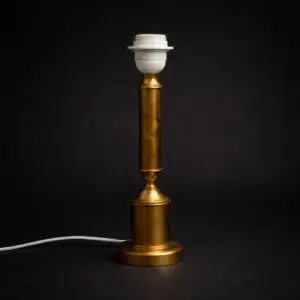 Slank vintage bordlampe i massiv messing med smuk patina – ca. 1960–70.