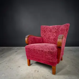 Dansk snedkermester lænestol fra 1940’erne med armlæn i bejdset eg og rød mønstret velourpolstring