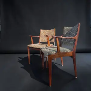 Johannes Andersen lænestole i palisander fra Uldum Møbelfabrik, Danmark, 1960’erne – samme tekstilmønster i to forskellige farvesammensætninger.