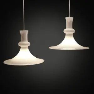 Sæt med to store Etude pendler i mundblæst opalglas designet af Michael Bang for Holmegaard og distribueret gennem Royal Copenhagen.