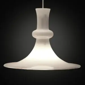 Stor Etude pendel i mundblæst opalglas designet af Michael Bang for Holmegaard og distribueret gennem Royal Copenhagen.