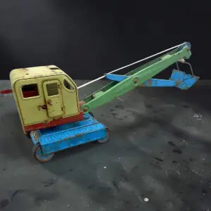 Sovjetisk bliklegetøj kran fra AZLK (Moskvich) med original maling og patina, ca. 1960–70’erne