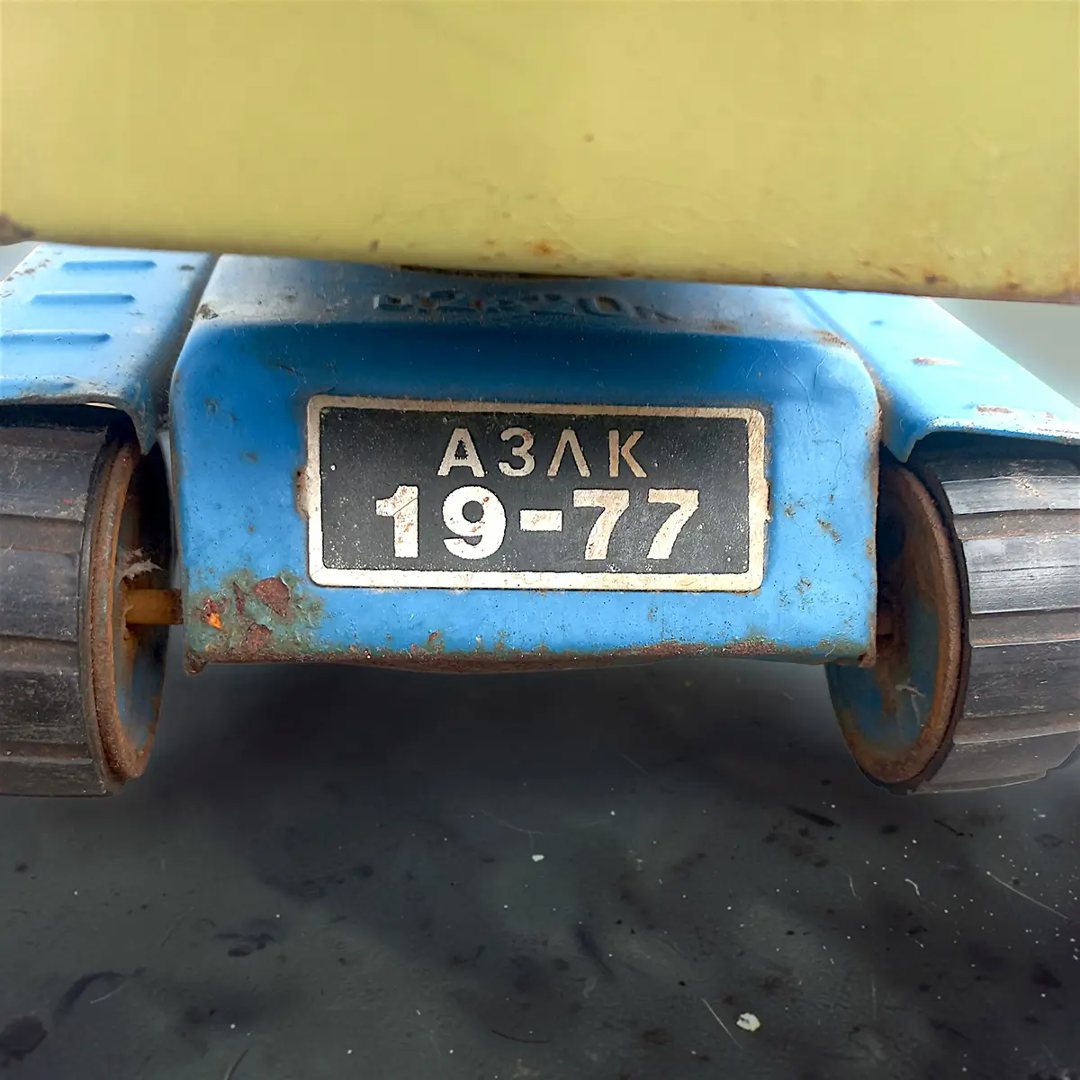 Sovjetisk bliklegetøj kran – AZLK Moskvich – original patina - Billede 5